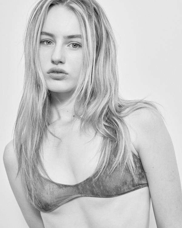Sophie C - portfolio photo 16