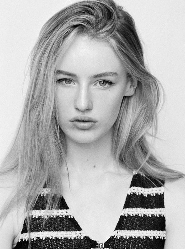 Sophie C - portfolio photo 29